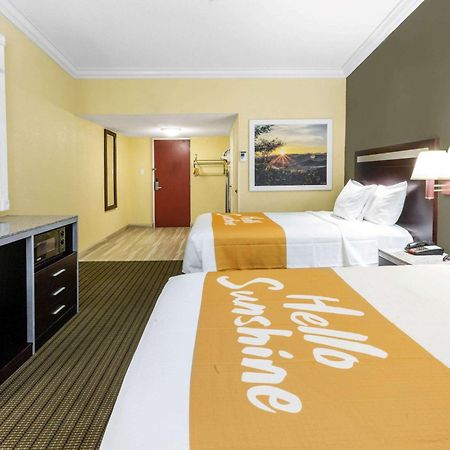 Days Inn By Wyndham Nanuet / Spring Valley Esterno foto